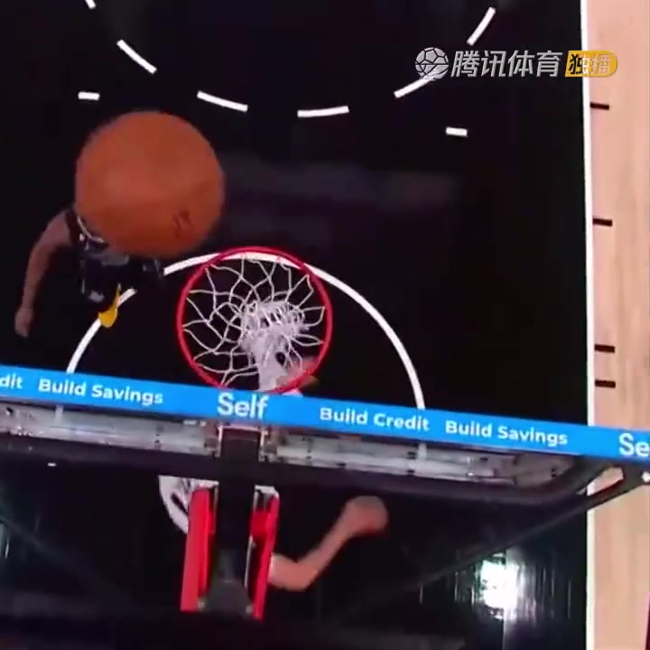 罕見一幕！努爾基奇拋投 球神奇停在籃板上沿 看呆凱爾登?。ㄅ瑺柣婕\）